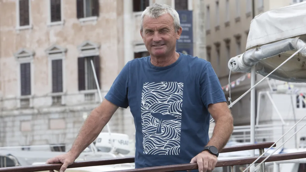 Rok Dominik: Tako kot na avtocesti ne more rasti trava, ker se po njej neprestano vozijo, tako tudi v morju ne more ostati nič živega, če se po dnu neprestano vlečejo mreže. F Jaka Jera&scaron;a