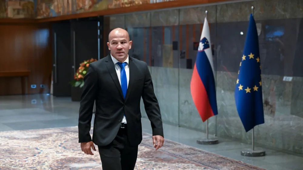 Dejan Zavec- 13.05.2022 &ndash; Državni zbor (DZ) &ndash; 1. ustanovna seja DZ - novoizvoljeni poslanci in poslanke prve seje 9. parlamentarnega sklica - //FOTO: Nik Erik Neubauer