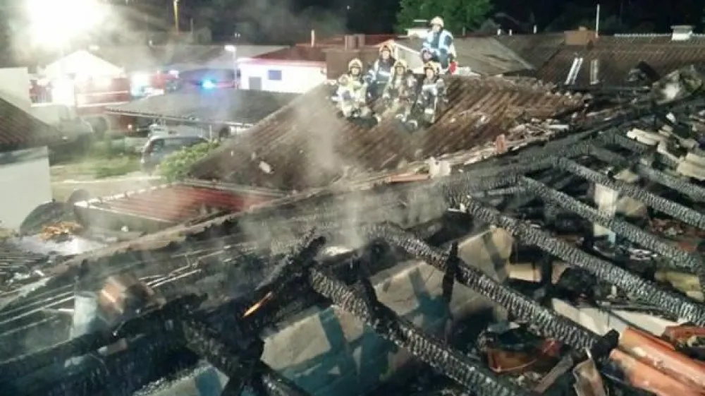 Požar se je prek ostre&scaron;ja raz&scaron;iril na sedem hi&scaron; na Cesti &scaron;panskih borcev v Zalogu v Ljubljani.