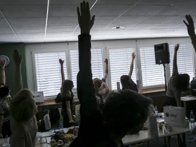 --simbolična fotografija - zdravstvo- prijazno delovno okolje - fizična aktivnost - zaposleni - telovadba - rekreacija - pisarni&scaron;ko delo - delavke<br><br><br><br>- 23.04.2015 - Podjetje Sandoz Biofarmacevtika LEK Menge&scaron;, farmacevtsko podjetje - razvoj podobnih biolo&scaron;kih zdravil, dogodek z naslovom Pomen mikrobiote in probiote za na&scaron;e zdravje in ogled prizvodnje linije:,  //FOTO: Jaka Gasar