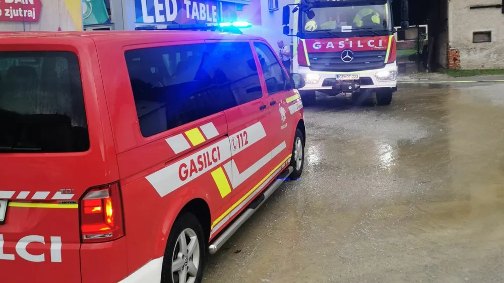 Neurje je popoldan zajelo Slovenske Konjice. Poplavilo je več sto objektov. Gasilci so iz ene od poplavljenih hi&scaron; re&scaron;evali vanjo ujeto osebo. 