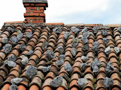 Teža stre&scaron;nikov igra na tak&scaron;nih strehah večjo vlogo in konstrukcija je primerno prilagojena &ndash; pogosto gre za betonska ostre&scaron;ja, k čemur se bomo &scaron;e vrnili. Tradicionalna in &scaron;e vedno najbolj raz&scaron;irjena kritina v vetrovni zahodni Sloveniji so opečnati korci, ki se jih je v preteklih desetletjih pritrjevalo z malto neposredno na ostre&scaron;je, po možnosti pa &scaron;e dodatno obtežilo s kamenjem. Pritrjen je vsak stre&scaron;nik, ki jih je priporočljivo pritrjevati tudi na bolj strmih strehah, ne glede na pojavnost vetra &ndash; vsaj slemenjake in zunanje stranice, na vetru izpostavljenih lokacijah tudi vsak drugi ali tretji stre&scaron;nik in stre&scaron;nike ob prebojih strehe.