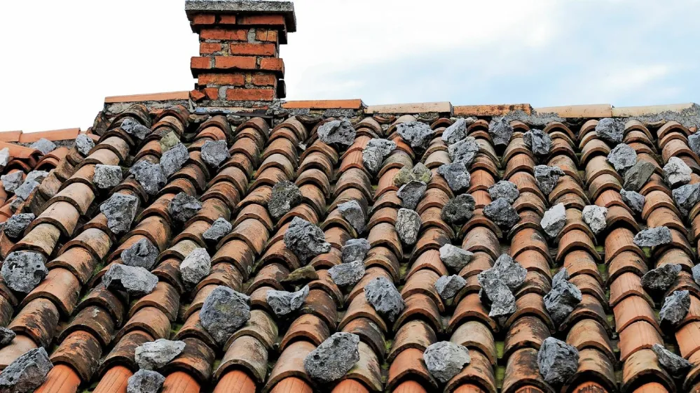 Teža stre&scaron;nikov igra na tak&scaron;nih strehah večjo vlogo in konstrukcija je primerno prilagojena &ndash; pogosto gre za betonska ostre&scaron;ja, k čemur se bomo &scaron;e vrnili. Tradicionalna in &scaron;e vedno najbolj raz&scaron;irjena kritina v vetrovni zahodni Sloveniji so opečnati korci, ki se jih je v preteklih desetletjih pritrjevalo z malto neposredno na ostre&scaron;je, po možnosti pa &scaron;e dodatno obtežilo s kamenjem. Pritrjen je vsak stre&scaron;nik, ki jih je priporočljivo pritrjevati tudi na bolj strmih strehah, ne glede na pojavnost vetra &ndash; vsaj slemenjake in zunanje stranice, na vetru izpostavljenih lokacijah tudi vsak drugi ali tretji stre&scaron;nik in stre&scaron;nike ob prebojih strehe.