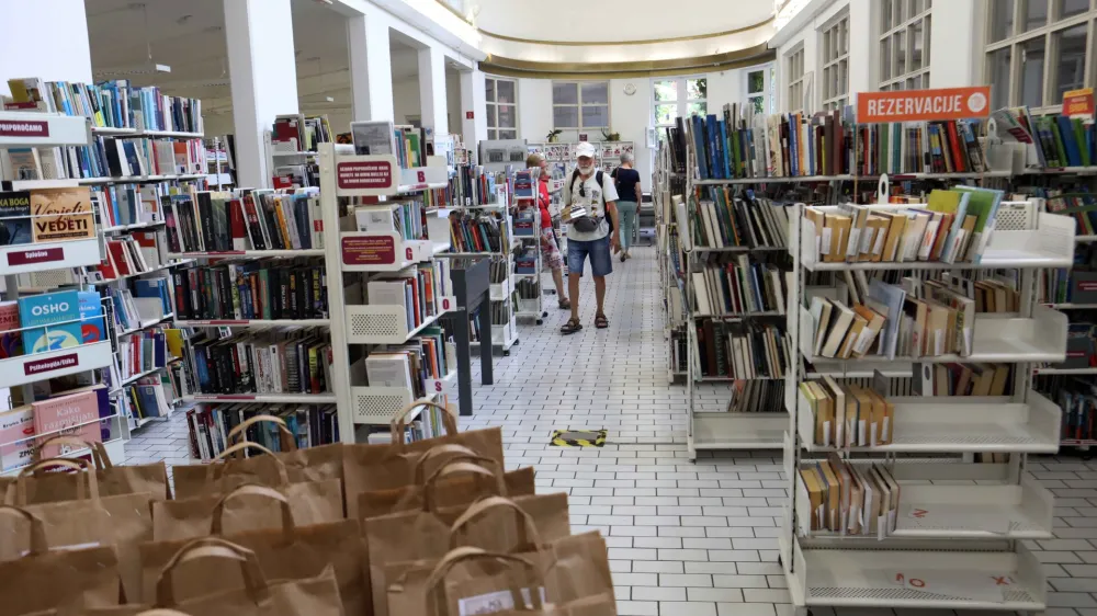 V zadnjih letih se je &scaron;tevilo knjižničnih dolžnikov korenito zmanj&scaron;alo. Konec junija je dolgove imelo 1422 članov knjižnice. F Tomaž Skale