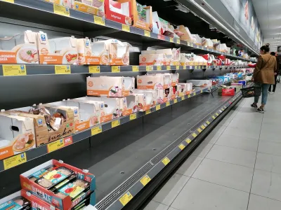 - Hofer Brezovica &ndash; panično nakupovanje večjih zalog hrane - izpraznjene police ob razglasitvi epidemije &ndash; trgovina -<br><br><br>- 12.03.2020 - Koronavirus COVID-19 v Sloveniji &ndash; razgla&scaron;ena epidemija - od 4. marca okuženih 96 oseb - ukrepi za preprečevanje &scaron;irjenja okužb s koronavirusom - <br><br><br>//FOTO: Bojan Velikonja