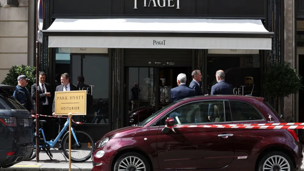 Policisti so bili nekaj minut po pobegu roparjev že na kraju, okolico so za&scaron;čitili z belo-rdečim policijskim trakom, obenem pa omejili dostop do &scaron;ir&scaron;ega območja.