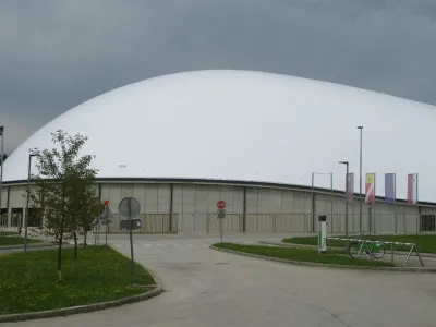 Velodrom ima spet novo streho. Prve treninge naj bi kolesarji opravili v roku enega tedna, atleti pa predvidoma po koncu počitnic.