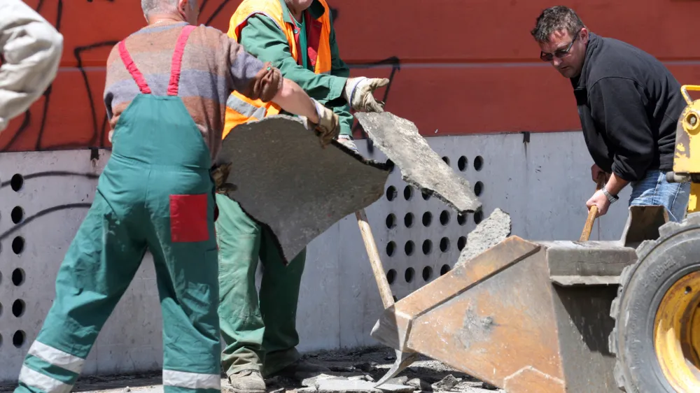 - ilustrativna fotografija - pokojninska reforma - gradbeni&scaron;tvo - delo na cesti - delavec - fizično delo //FOTO: Luka Cjuha