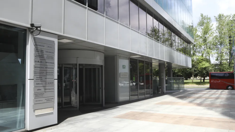 Zaposleni so bili &scaron;okirani, ko so se seznanili z dopisom madžarske družbe Budapesti &Eacute;rt&eacute;kt&ouml;zsde (budimpe&scaron;tanske borze), ki je vključeval izvedbo skrbnega pregleda, oceno vrednosti KDD in prevzemno ponudbo.