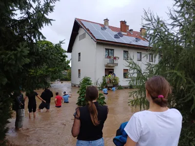 Policisti so iz bloka re&scaron;ili otroka, ki sta ostala ujeta v stanovanju, medtem ko je bila njuna mama na delu v medvo&scaron;kem zdravstvenem domu.