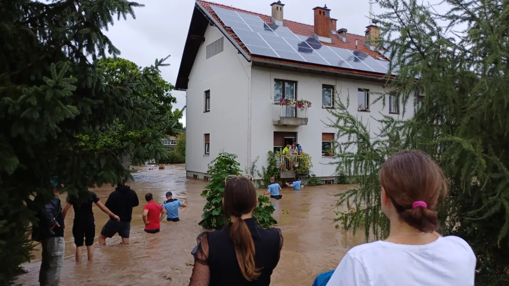 Policisti so iz bloka re&scaron;ili otroka, ki sta ostala ujeta v stanovanju, medtem ko je bila njuna mama na delu v medvo&scaron;kem zdravstvenem domu.&nbsp;