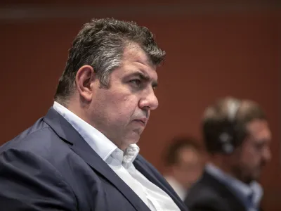 Za dobro milijardo evrov izdanih obveznic je morala Fortenova grupa, lastnica Mercatorja, plačevati visoke, 7,3-odstotne obresti, povečane &scaron;e za euribor. Ob podalj&scaron;ku dospelosti za izdane obveznice je morala privoliti v vrtoglavo 18-odstotno obrestno mero. Na fotografiji Pavao Vujnovac, ki ima trenutno v Fortenovi med lastniki glavno besedo.