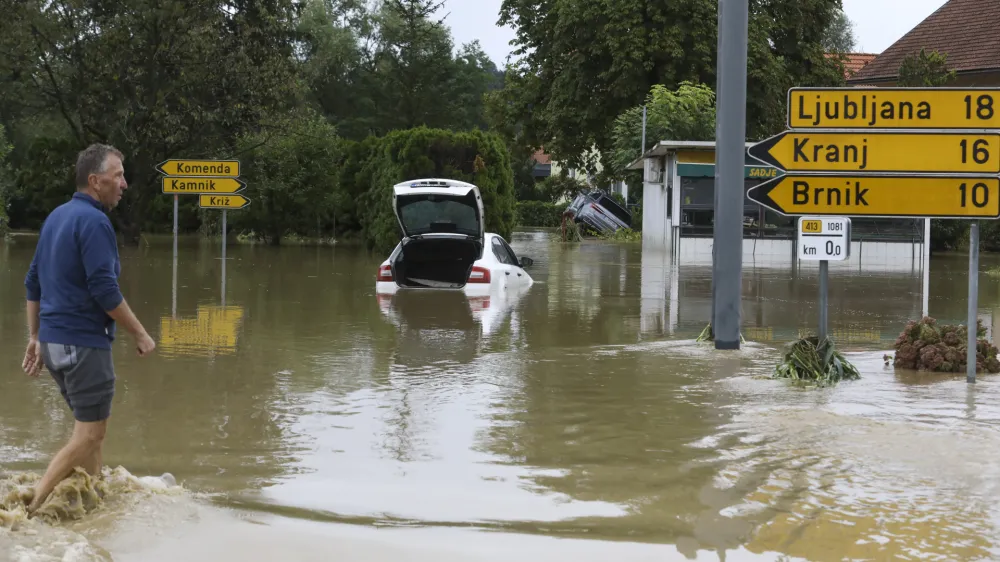 V Mostah pri Komendi so na cesti&scaron;ču ostala nevozna vozila.