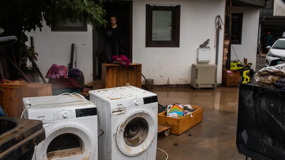 - Sneberje, odpravljanje posledic poplav. - 04.08.2023. Močno deževje in hude ujme so zajele vso Slovenijo in povzročile hude poplave, plazove in zastoje v prometu. Poplave in ujma 2023.//FOTO: Bojan Velikonja