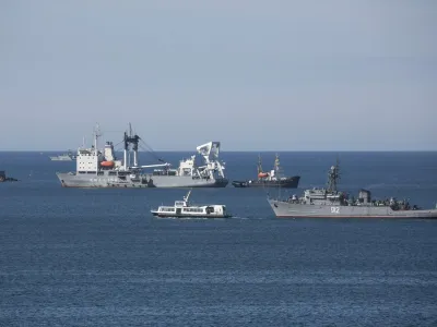 Russian Navy ships block the entrance to the Crimean port of Sevastopol March 5, 2014. REUTERS/Baz Ratner (UKRAINE - Tags: POLITICS MILITARY)