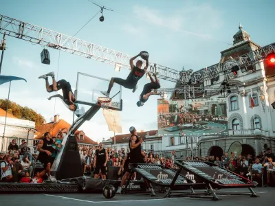 Akrobati so povsem navdu&scaron;ili občinstvo na Kongresnem trgu, ki je do zadnjega kotička napolnilo tribune. <br>