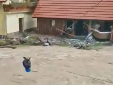 Gorski re&scaron;evalec in re&scaron;evalec z divjih voda sta uspela re&scaron;iti kar petnajst oseb, ki jim je grozila podivjana Savinja. 