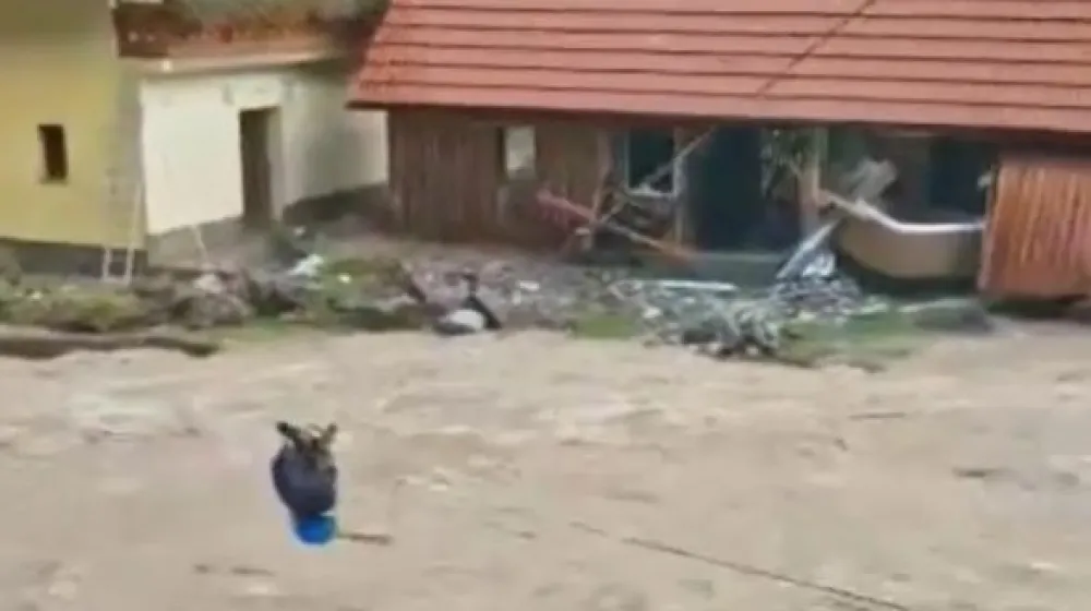 Gorski re&scaron;evalec in re&scaron;evalec z divjih voda sta uspela re&scaron;iti kar petnajst oseb, ki jim je grozila podivjana Savinja. 