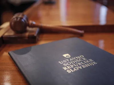 simbolična fotografija - - sodi&scaron;če - pravosodje - pravo - pravičnost - pravica - pravni sistem - tožilstvo - sodna oblast - sodi&scaron;ča - sodno kladivo <br><br><br><br>- 18.12.2014 - Ustavno sodi&scaron;če RS - slovesnost ob dnevu ustavnosti  //FOTO: Luka Cjuha.