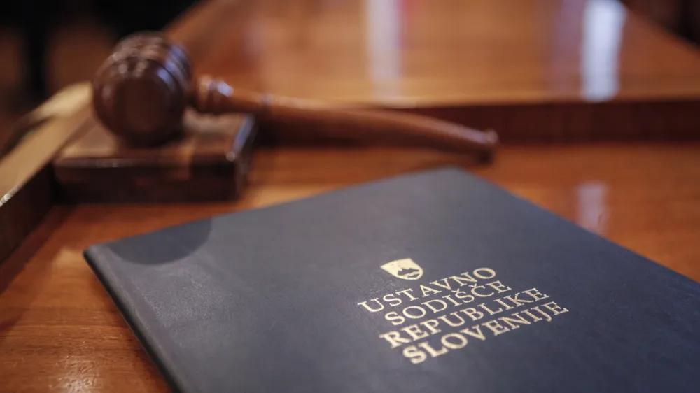 simbolična fotografija - - sodi&scaron;če - pravosodje - pravo - pravičnost - pravica - pravni sistem - tožilstvo - sodna oblast - sodi&scaron;ča - sodno kladivo <br><br><br><br>- 18.12.2014 - Ustavno sodi&scaron;če RS - slovesnost ob dnevu ustavnosti  //FOTO: Luka Cjuha.