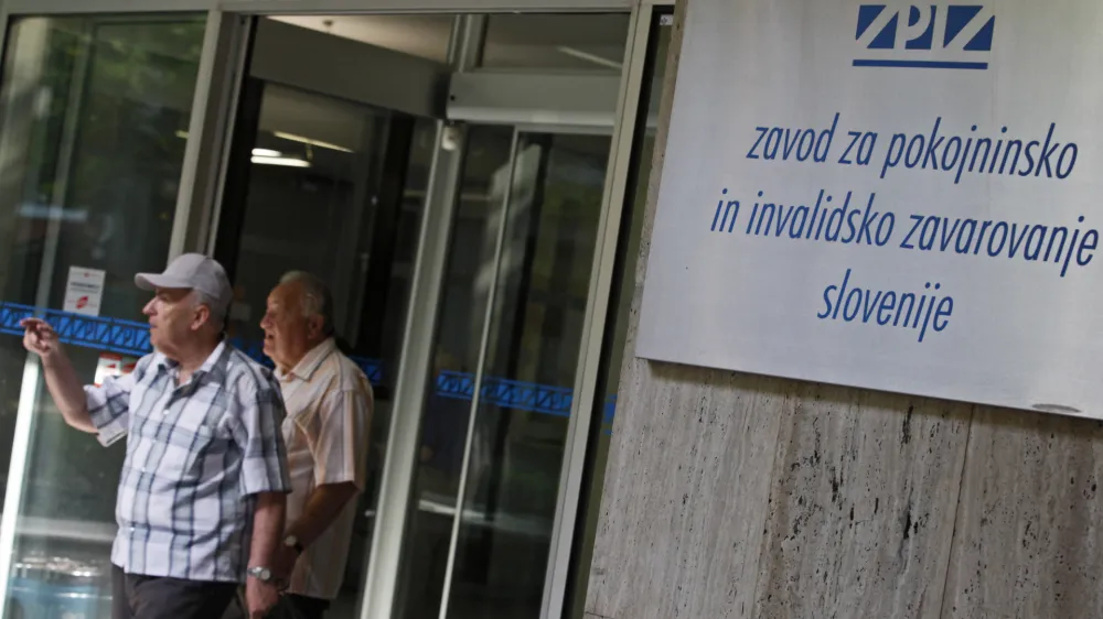 - Ilustrativna fotografija,starej&scaron;i občani, upokojenci, pokojnina, pokojninska reforma- ZPIZ (Zavod za pokojninsko in invalidsko zavarovanje Slovenije)//FOTO: Luka CjuhaOPOMBA: ZA OBJAVO V ČASOPISU DNEVNIK