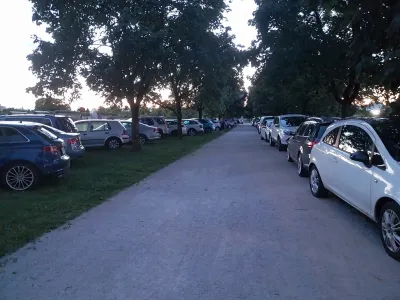 Približno 100 metrov dolg odsek Poti spominov in tovari&scaron;tva, ki je zavarovana kot kulturni spomenik lokalnega pomena, je bil v torek zaparkiran z vozili obiskovalcev &scaron;portnih dogodkov v Stožicah.