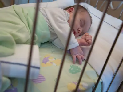 - 15.12.2015 - Pediatrična klinika - Tradicionalni spust Božičkov s strehe po zunanji strani Pediatrične klinike UKC v Ljubljani -i//FOTO: Maja Marko