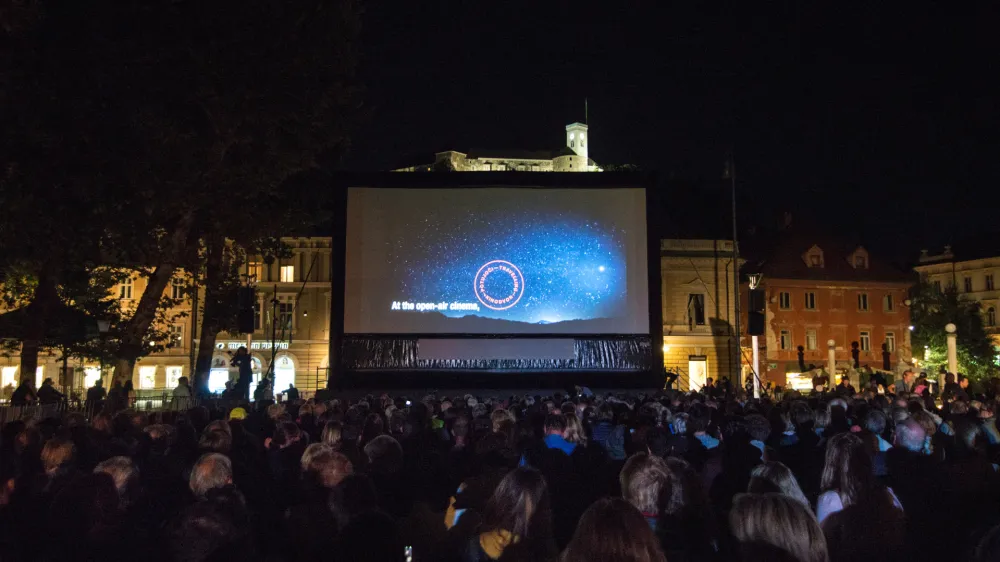 Letni kino Kongresni trg, Kinodvor