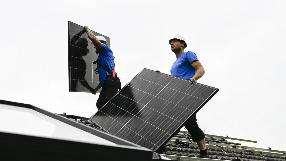 Če občine nimajo sredstev, da bi sončne elektrarne na občinskih stavbah ali parkiri&scaron;čih financirale same, lahko to novo zakonsko obvezo izpolnijo preko tretje osebe, torej tako, da svoje objekte dajo na razpolago drugim investitorjem, poudarjajo na ministrstvu.&nbsp;