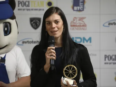 prejemnica priznanja Zlato Rogovo kolo 2021 Eugenia Bujak - 04.11.2021 - Zlato Rogovo kolo 2021 - prireditev s podelitvijo priznanj najbolj&scaron;emu slovenskemu kolesarju in kolesarki //FOTO: Luka Cjuha.