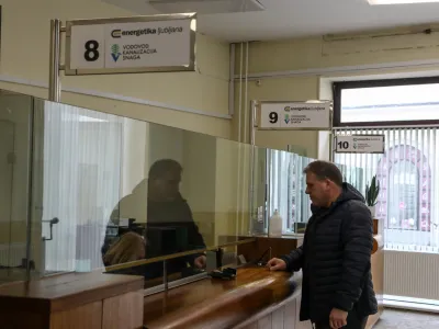 - 24.02.2023 - Upravna enota Ljubljana, Mačkova ulica 1 - plačevanje položnic //FOTO: Luka Cjuha