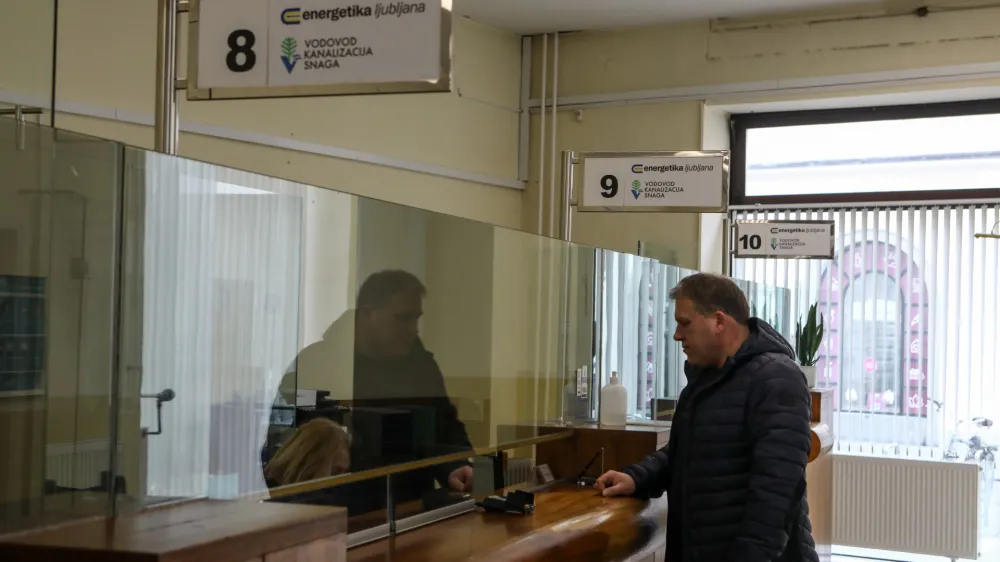 - 24.02.2023 - Upravna enota Ljubljana, Mačkova ulica 1 - plačevanje položnic //FOTO: Luka Cjuha