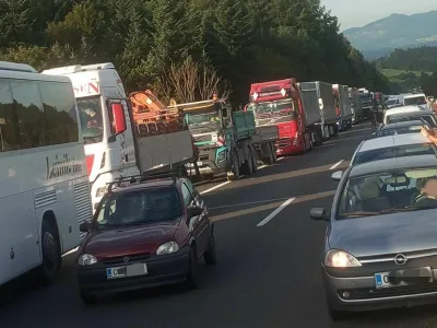 Ob vzpostavitvi varnostnega pasu pa je znova pri&scaron;lo do nevarnega početja udeležencev v prometu. Poleg sprehajanja po cesti&scaron;ču Zavod Re&scaron;evalni pas poroča tudi o obračanju vozil in okori&scaron;čanju z re&scaron;evalnim pasom. 