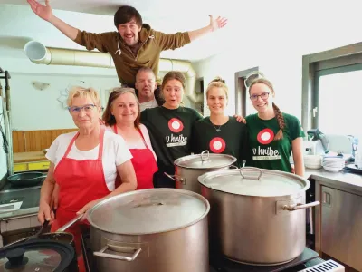 Pri delu na 1685 metrih nadmorske vi&scaron;ine oskrbnici koče Vanji Kolar (druga z leve) pomaga &scaron;e &scaron;est parov pridnih rok.