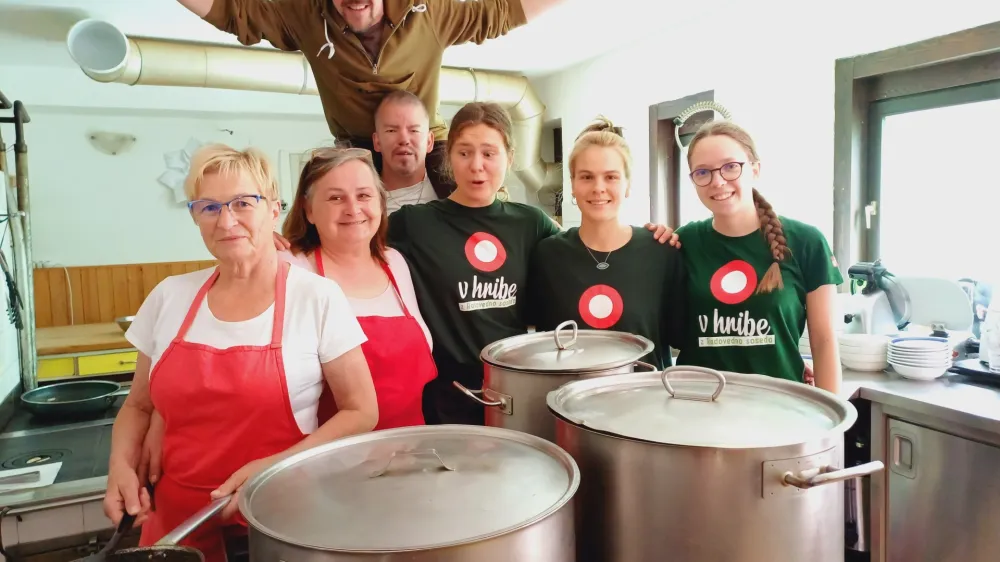 Pri delu na 1685 metrih nadmorske vi&scaron;ine oskrbnici koče Vanji Kolar (druga z leve) pomaga &scaron;e &scaron;est parov pridnih rok.