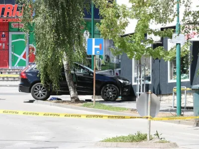 Trener fitnesa je v kraju Gradačac v BiH danes umoril tri ljudi, med drugim biv&scaron;o ženo. Svojemu otroku naj bi prizanesel. 