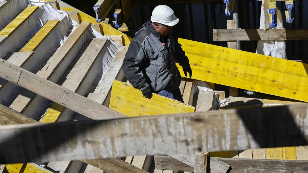 Gradbeni delavciDelovi&scaron;če &Scaron;portni center Ilirija - 04.04.2023 - Ekskurzija po Ljubljani z ljubljanskim županom - //FOTO: Nik Erik Neubauer