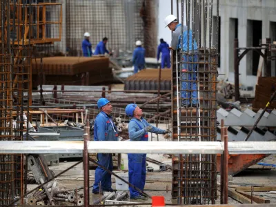 Ljubljana.<br>Gradbisce Palais Villa Schellenburg.<br>Gradbisce, gradbeni delavci, zelezo, beton.