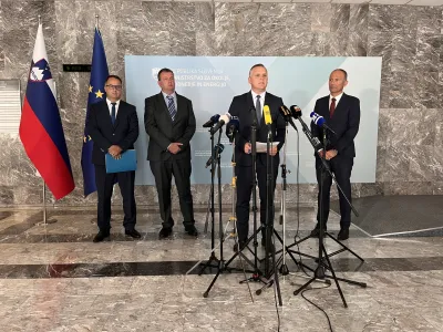 Minister za okolje podnebje in energijo Bojan Kumer, generalni direktor podjetja ECE Sebastijan Roudi, predsednik uprave skupine Gen- I Maks Helbl in Jože Semolič, član uprave Petrola napovedujejo simbolično ceno za dobavljeno elektriko za poplavljence do konca leta.&nbsp;