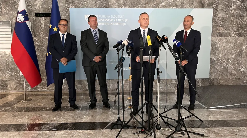 Minister za okolje podnebje in energijo Bojan Kumer, generalni direktor podjetja ECE Sebastijan Roudi, predsednik uprave skupine Gen- I Maks Helbl in Jože Semolič, član uprave Petrola napovedujejo simbolično ceno za dobavljeno elektriko za poplavljence do konca leta.&nbsp;