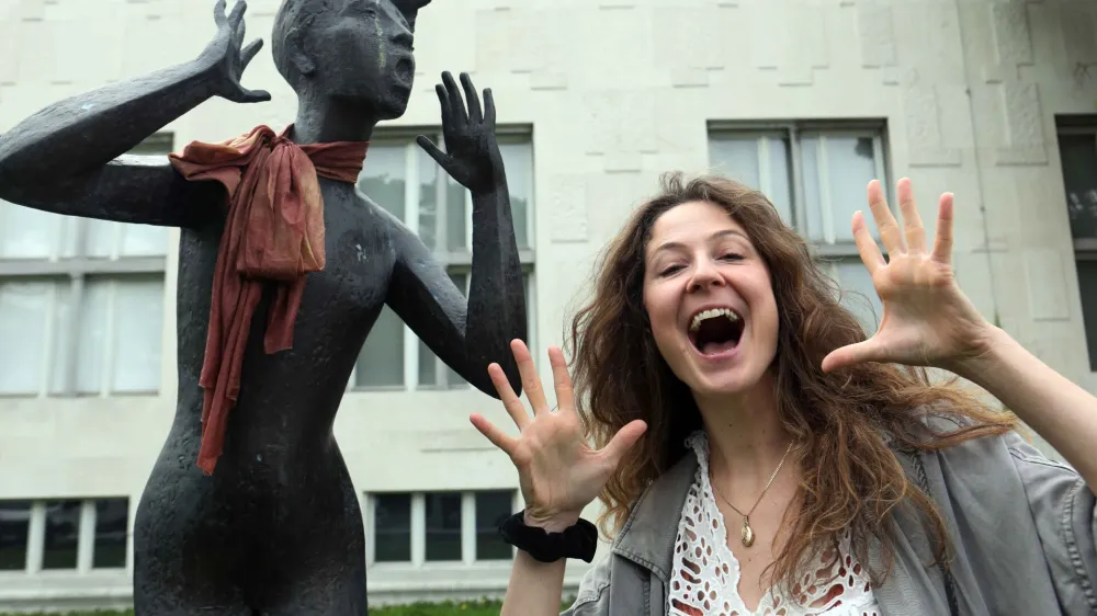 Nina Virant, vokalistka, skladateljica, performerka: Gledali&scaron;če mi je veliko pomagalo pri tem, da sem se sploh podala v kreativni proces komponiranja. Foto: Tomaž Skale