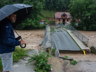 - Podrt most v vasi Suha pri &Scaron;kofja Loki.- 04.08.2023. Močno deževje in hude ujme so zajele vso Slovenijo in povzročile hude poplave, plazove in zastoje v prometu..//FOTO: Bojan Velikonja