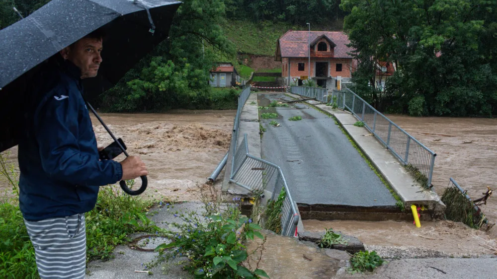 - Podrt most v vasi Suha pri &Scaron;kofja Loki.- 04.08.2023. Močno deževje in hude ujme so zajele vso Slovenijo in povzročile hude poplave, plazove in zastoje v prometu..//FOTO: Bojan Velikonja