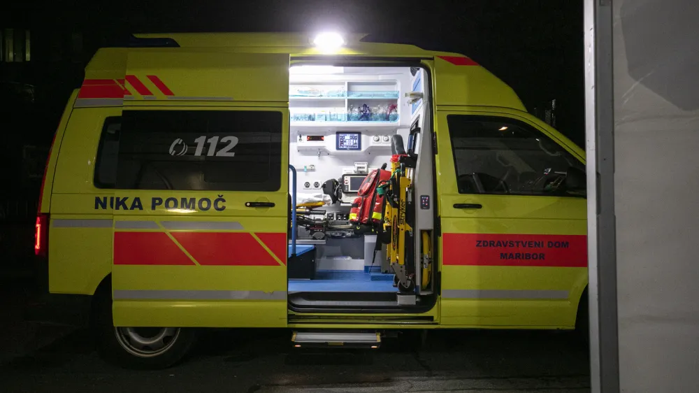 - Urgentni center, UKC Maribor, re&scaron;ilec- 23.10.2020 &ndash; Maribor &ndash; reportaža s protesta in omejitvi gibanja med 21 in 6 uro - 30 dnevna epidemija Koronavirus COVID-19 v Sloveniji &ndash; omejitev gibanja ljudi ponoči med 21. in 6. uro - prepovedano zbiranje več kot &scaron;est ljudi, prepoved vseh prireditev in shodov //FOTO: Matjaž Ru&scaron;t