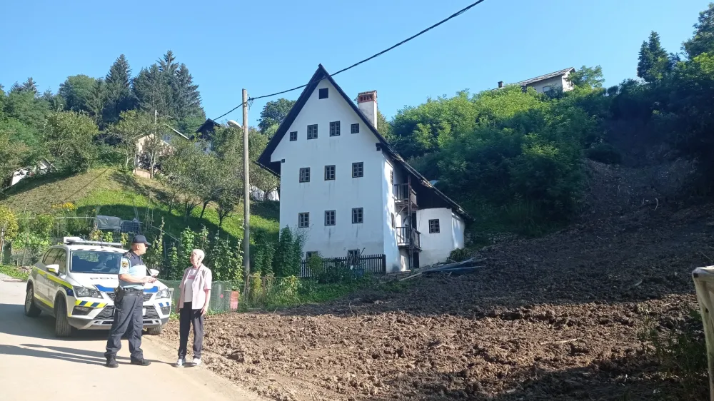 Idrija.<br>Prozenje zemeljskih plazov zaradi mocnih padavin v Idriji.<br>Foto: PU Nova Gorica