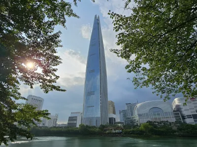 Lotte World Tower je s 555 metri vi&scaron;ine četrta najvi&scaron;ja zgradba na svetu.