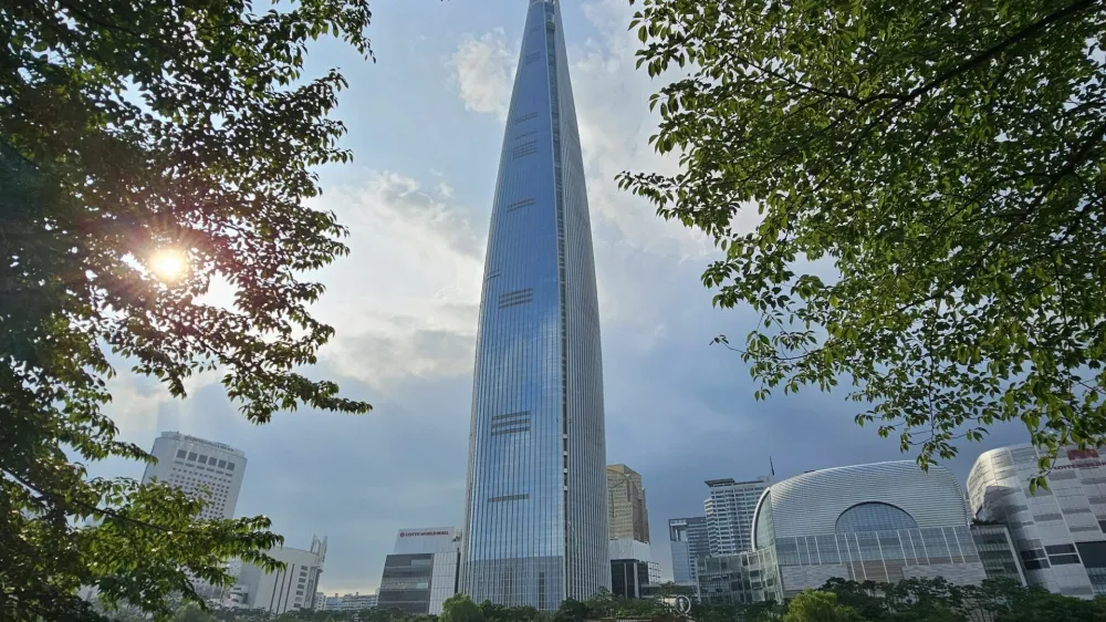Lotte World Tower je s 555 metri vi&scaron;ine četrta najvi&scaron;ja zgradba na svetu.