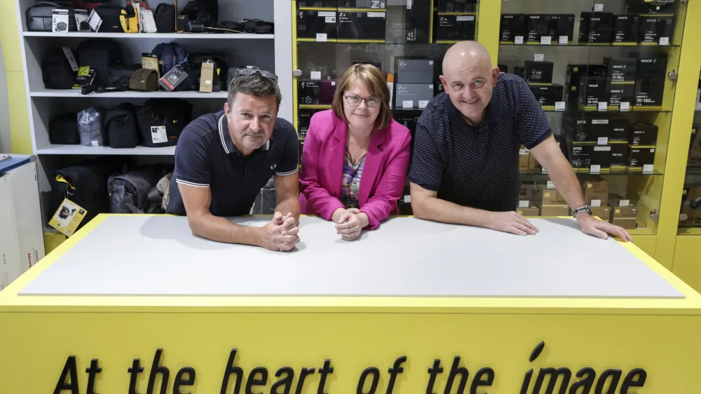 &nbsp;

Aleksander Per&scaron;in, Vesna Sekulič in Andrej Per&scaron;in (z leve) v Foto Grad na Miklo&scaron;ičevi. Foto: Jaka Gasar

&nbsp;