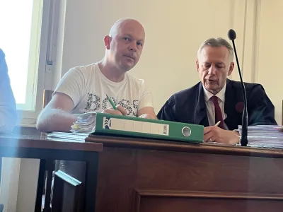 Obtoženi Kristijan Slodnjak je bil na sodi&scaron;ču dobro razpoložen. 