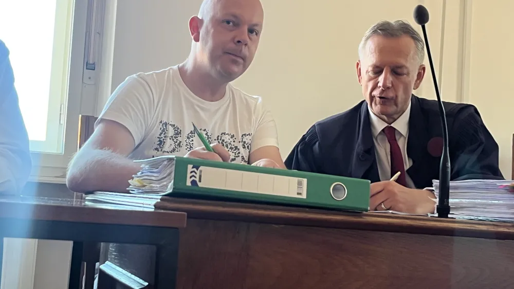 Obtoženi Kristijan Slodnjak je bil na sodi&scaron;ču dobro razpoložen. 